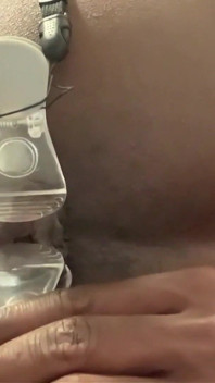Clip di pane alle labbra del culo come un guinzaglio - dj buttpussy