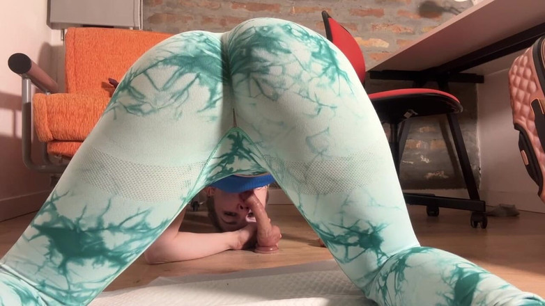 Misty Phoenix: 在口交时在我的紧身裤里撒尿