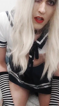 Blonder femboy mit schwanzplug masturbiert