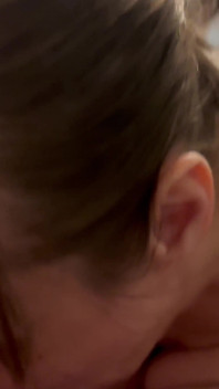 Une amatrice mature suce la bite de son amie et avale !