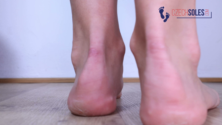 Czech Soles - foot fetish content: Kate's Bare Heels dan Tapak Mengusik Terperinci