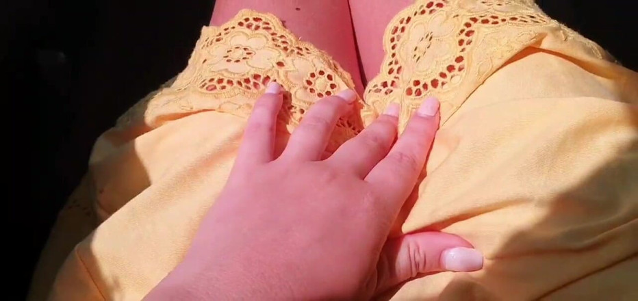 Josani Gwen: Ragazzina arrapata in taxi che tocca la sua figa bagnata