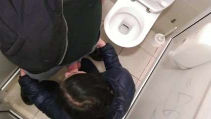 Toilet Mommy: 公衆トイレで射精