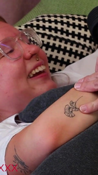 Première baise porno pour Rae, étudiante sexy de 18 ans