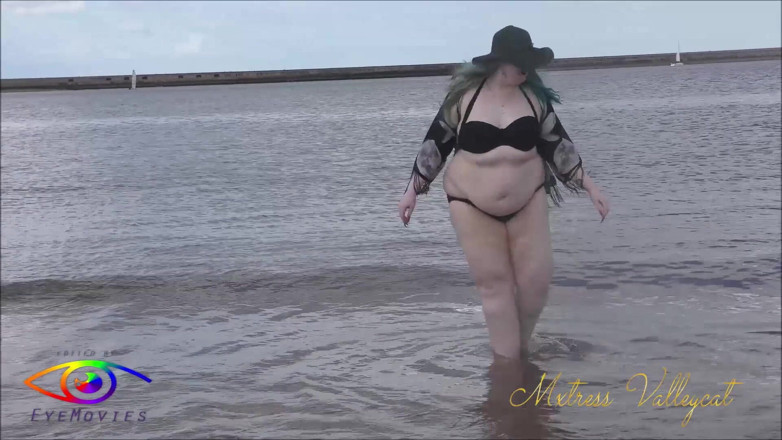 Mxtress Valleycat: Out at sea