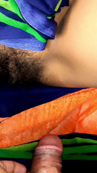 Indická pandžábská podvádějící manželka vypadá perfektně desi sexy v těchto sexy šatech, zatímco její šťavnatá prsa