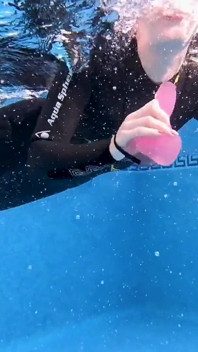 Kouření podmořského dilda v neoprenu - neoprene maskovaná sání děvky