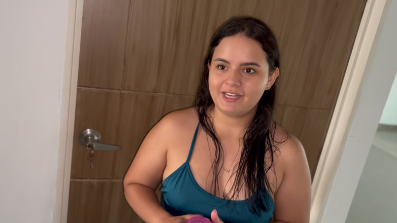 Pronoia Mey: 내 이웃이 소금을 가지러 왔고, 우유가 가득 담긴 잎사귀가