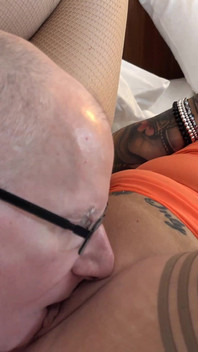 Hollee engaña a su marido con Logan