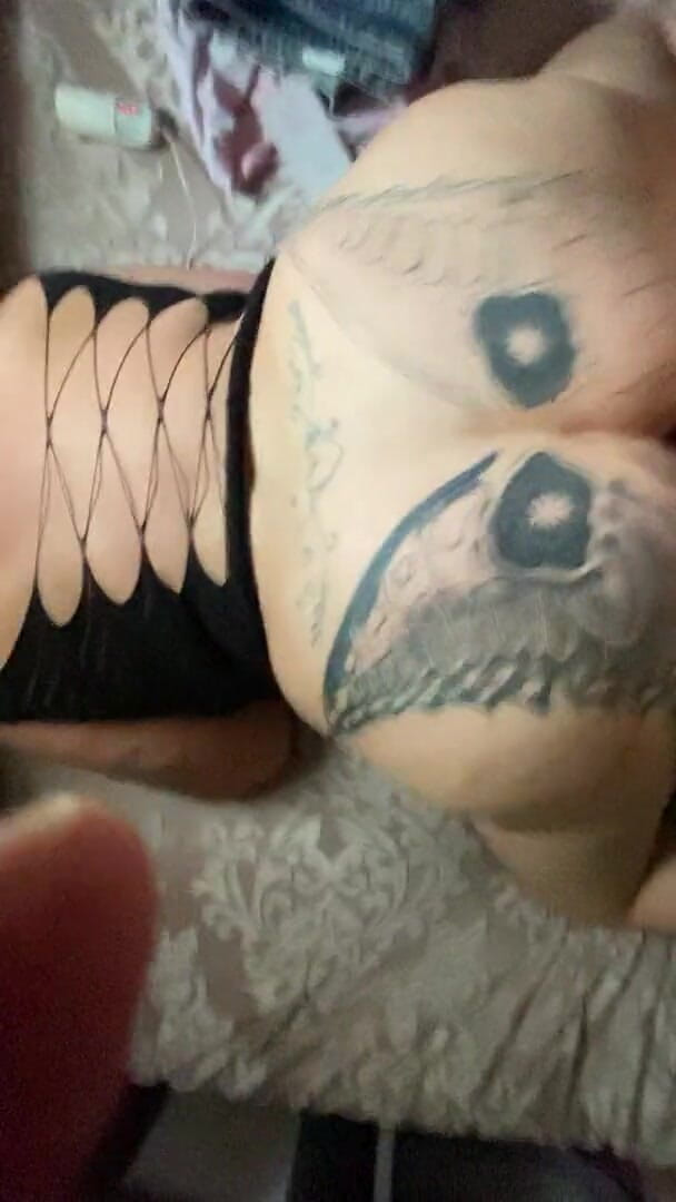MzKiTTy91: Seksi pawg evli kadın sallanan arkadan çekimler