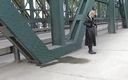 Femdom Austria: 橋の上で放尿
