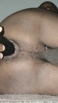Safada de 11 cm anal com vibrador fodendo