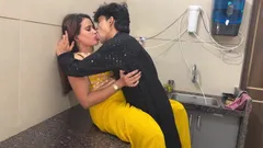 Bini Cantik Memasak Di Dapur Apabila Suami Datang Dan Mula Berkongkek di Dapur Sendiri