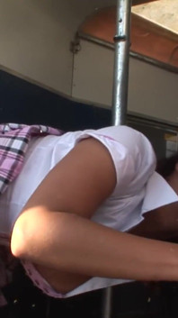 Üçlü grup seks sırasında esmer orta yaşlı seksi kadın tüm dölleri alıyor