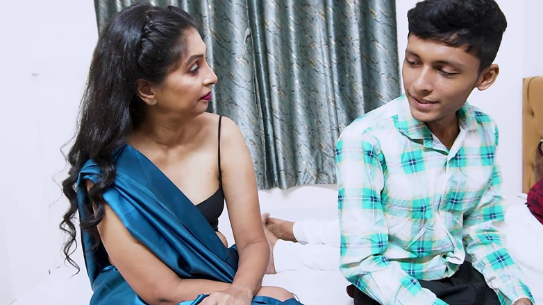 Queen star Desi: Otel müdürü ve sahibi eski sevgilisiyle sikişiyor, üçlü sert seks