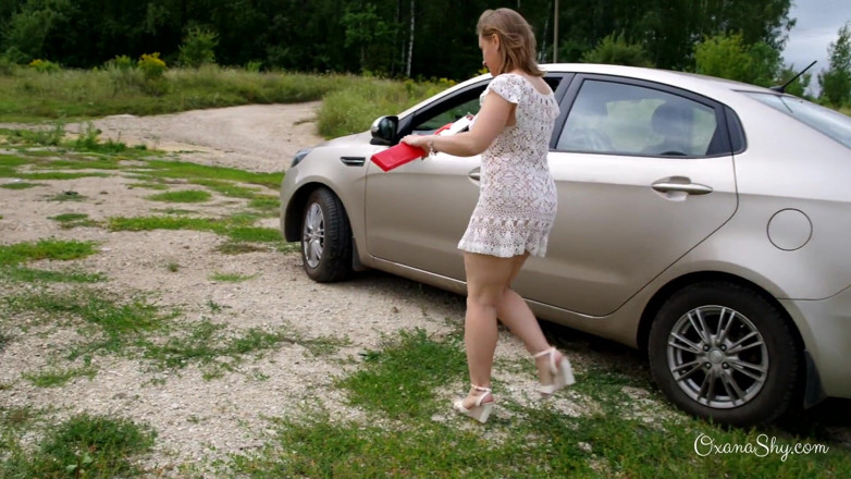 MILF Oxana: Une blonde stupide et une voiture calée