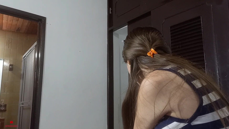 skpro_: Mijn stiefzus met haar onschuldige gezicht vraagt me om me...
