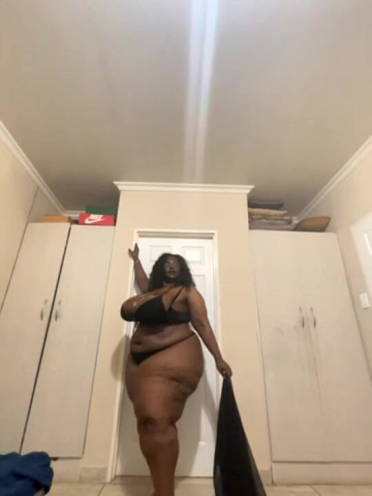Legendary Booty Overdose: สาวสวยตัวใหญ่ตูดอ้วนเปลื้องผ้า