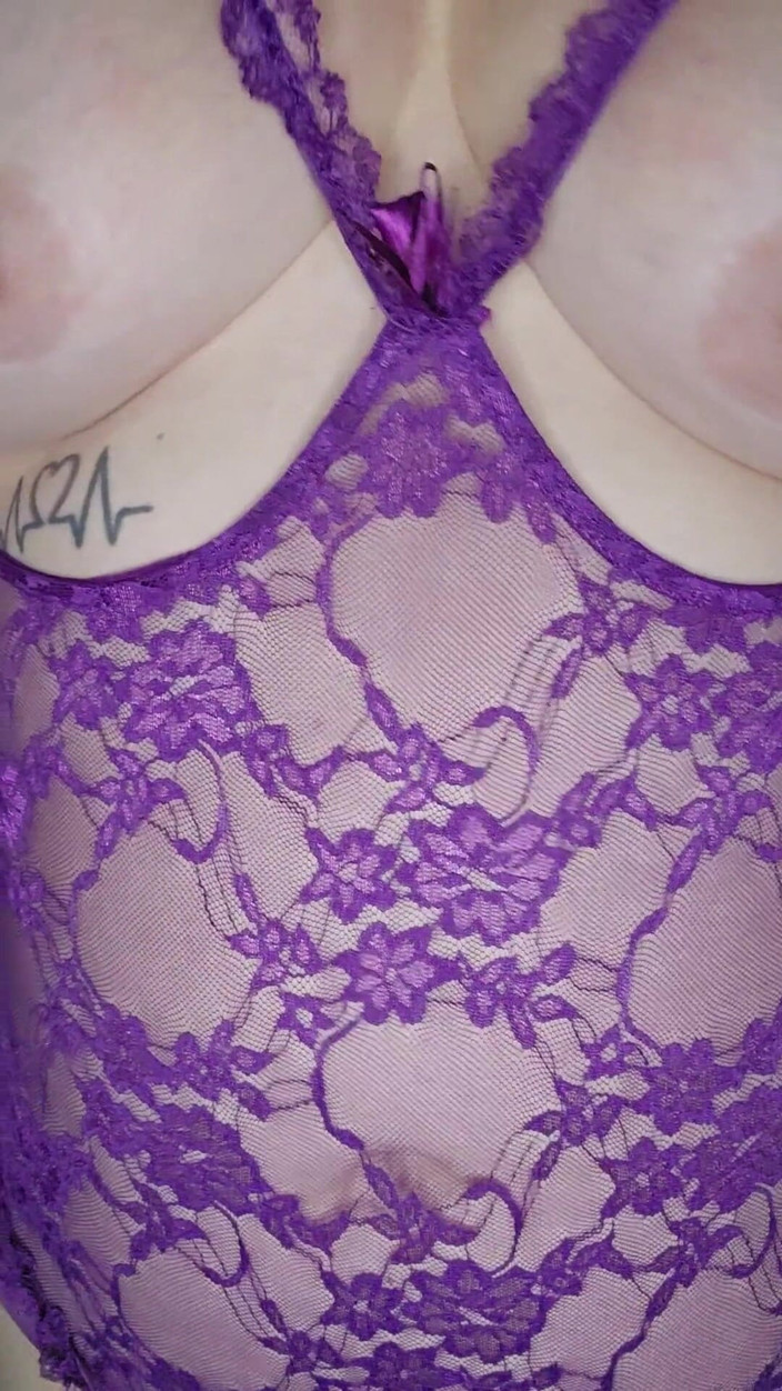 Jenn_sexxii: O mamă sexy incitantă în lenjerie violetă ejaculează pentru tine