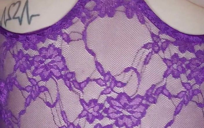 Jenn Sexxii: Hete sexy milf in paarse lingerie komt voor je klaar