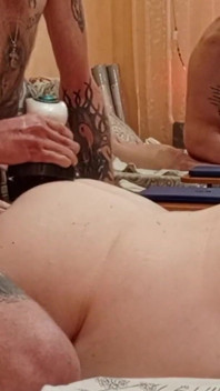 Je fais un massage du dos pour ma belle-mère et en même temps je la baise, elle remplit sa chatte de sperme
