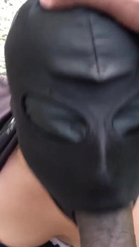 Istri nakal nyepong kontol besar pria kulit hitam di luar ruangan