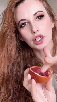 맛있는 오렌지 빨기 - 장난 혀 트릭과 보짓물 엉망!