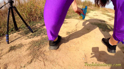 Pee Adventures: Cewek semok ini kencing di balik leggingnya di luar ruangan