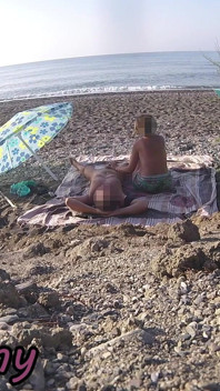 노출증 마누라 야외 아마추어 밀프 오럴 &, 정액으로 추종자 앞의 누드 비치에서 자지 핸잡