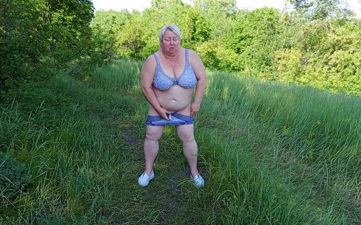 Zona901: Соседка разделась в парке и писает перед всеми