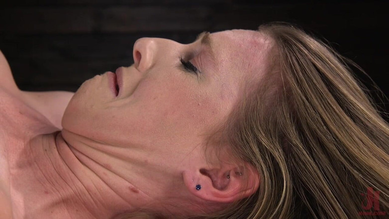 Kink: Ashley Lane: Bolestivá děvka mučená v bondage zařízení