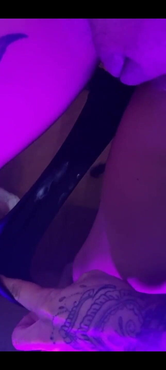 Espuleta Maia: Sexy Latina zvlhne a masturbuje na posteli své kamarádky