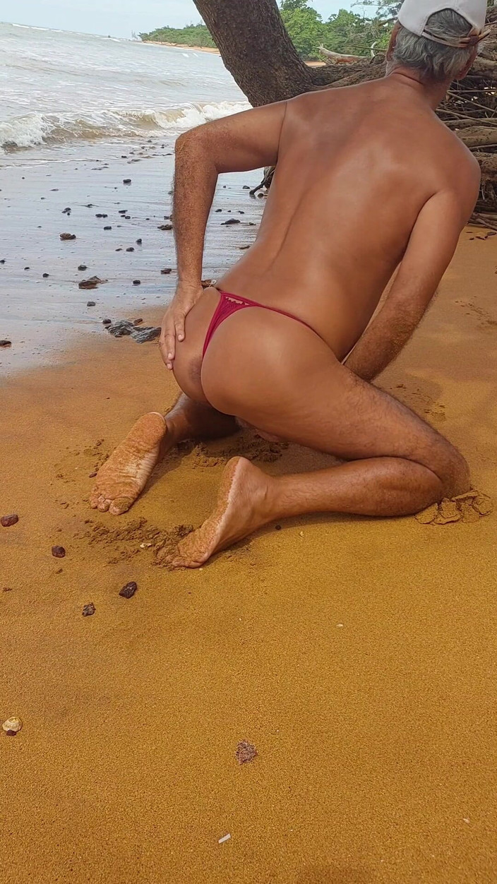 Ladysilvas: 해변에서 핫한 엉덩이를 보여주는 섹시한 팬티를 입은 Ladysilva 크로스드레서