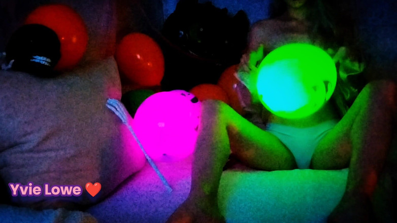 Yvie Lowe: Yvie Lowe - pesta balon halloween