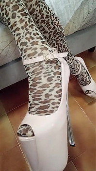 Traje de leopardo y tacones de 8 pulgadas