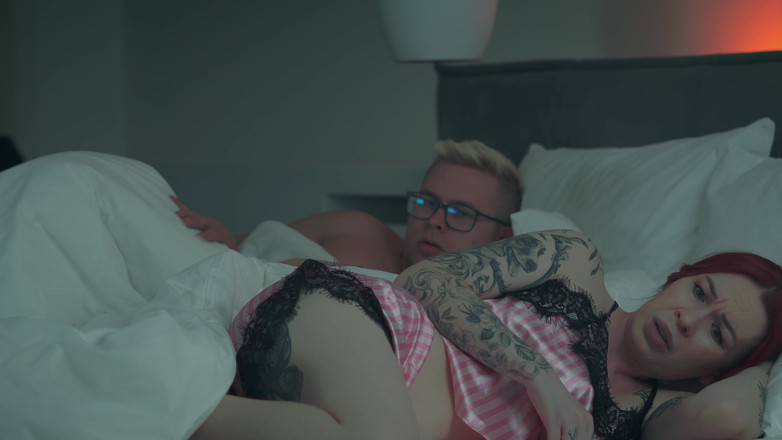 Toma Mur: Styvmamma delar säng med styvson på hotellet - spermapajchock!