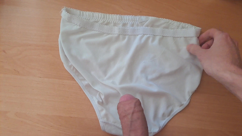 Younger_94: Đụ và xuất tinh trên quần lót mẹ kế