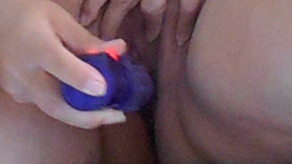 Sex hub couple: Jen si infila un dildo nella figa sulla sedia
