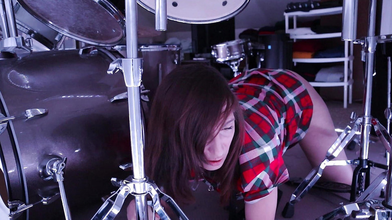 JessTonySquirts: Ma belle-mère se fait coincer dans une batterie. Son beau-fils...