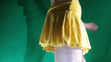 HeIsSooThin: Fustă galbenă cu pantaloni scurți galbeni. free cut.