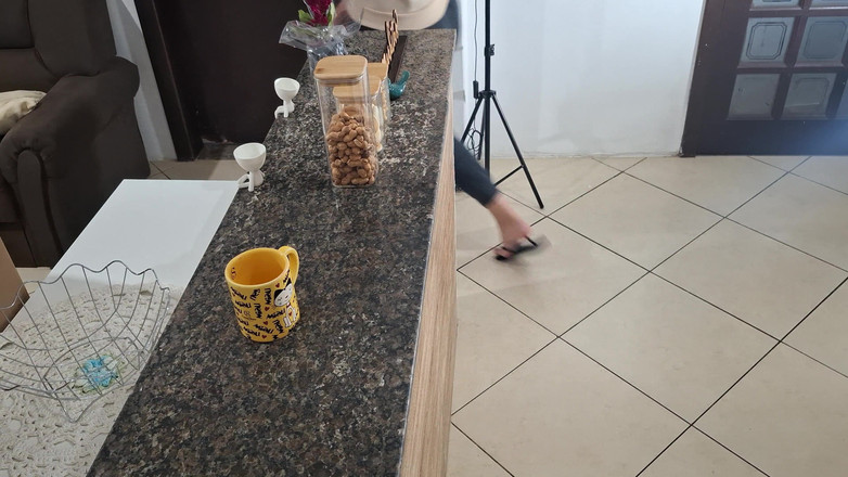 Gabi SweetCouplesStories: Uma enteada é surpreendida enquanto faz o café da manhã.