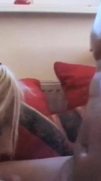 Geile blondine liebt es, mit ihrem freund zu ficken und zu kommen wie eine schlampe