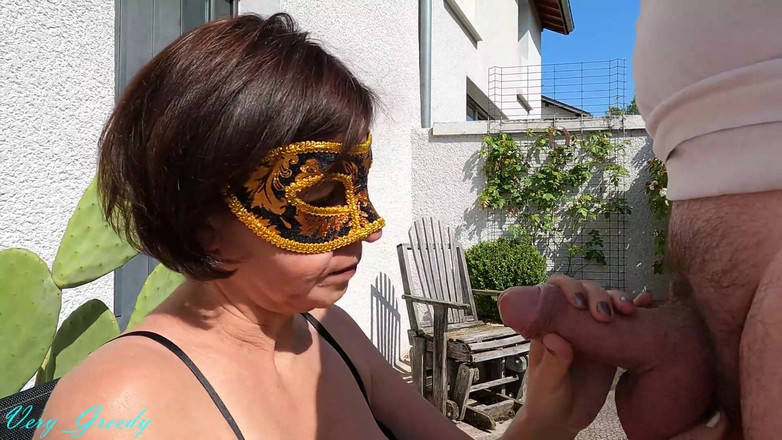 Les Gourmands: MILF v černém prádle a punčochách venku dává skvělé kouření a...
