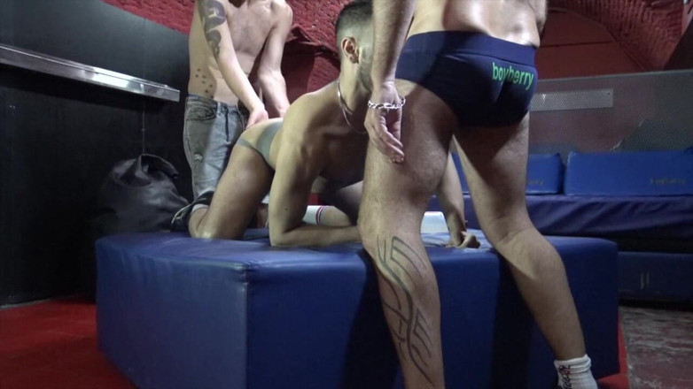 BAREBACK ORGY CLUB: Chucho maritn 2 porno yıldızı tarafından yumrukla çiğ b sikiliyor