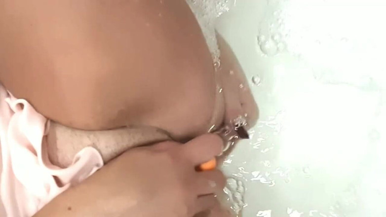 Milfs intimmedia: ช่วยตัวเองในอ่างอาบน้ำ
