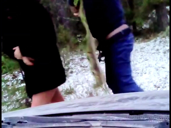 Crazyfamily 1970: Geneukt op de motorkap van de auto