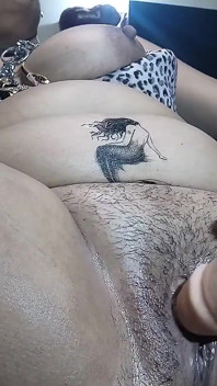 섹스 토이로 보지와 애널을 핑거링하는 계부