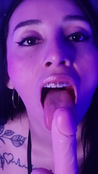Youtuberka Asmr se dotýká jejích prsou a plivá na sebe