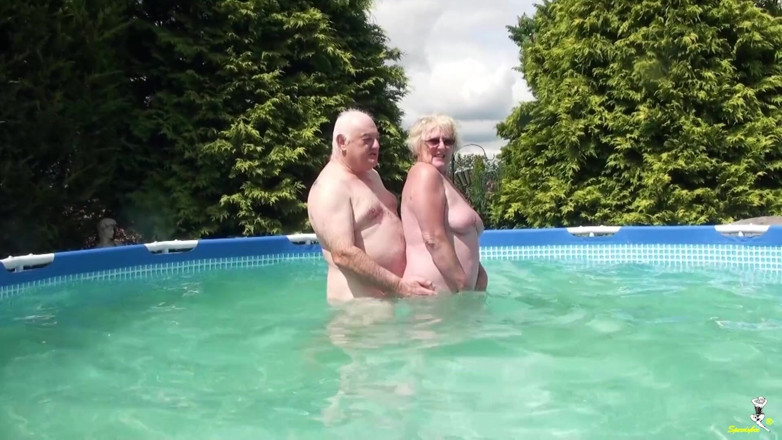 Dirty Doctors Clips: Playing in the pool