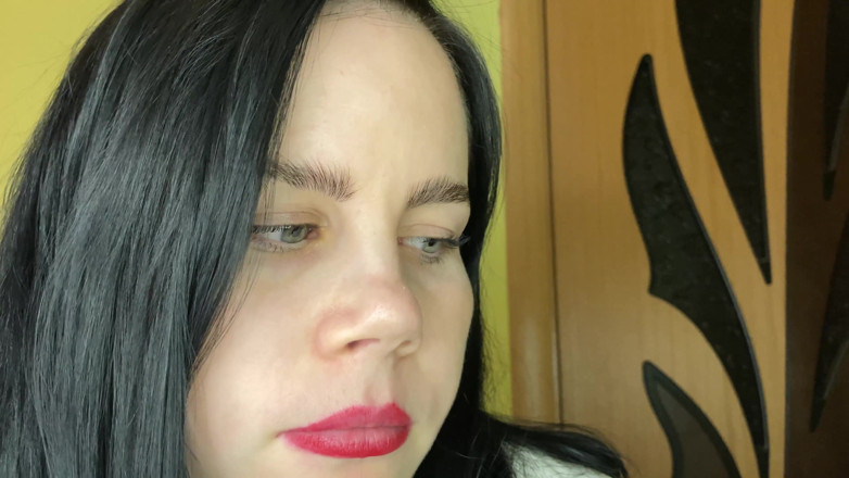 Anna Sky: La gigantessa mangia degli orsi gommosi e un giocattolo. 4K